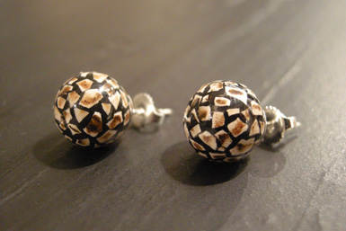 Boucles d'oreilles:puces.
