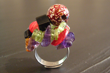 Bague: poule rouge, gemmes.