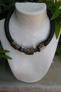 Collier caoutchouc.