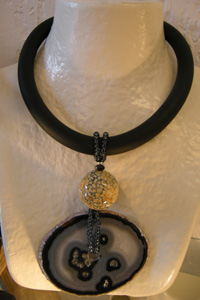 Collier pendentif caoutchouc.