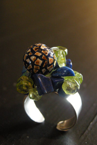 Bague: poule, lapis, p�ridot.