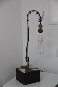 LAMPE  POSER: Black and white
